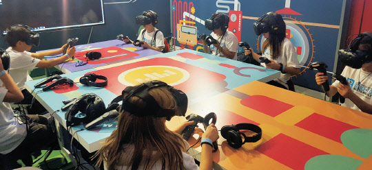 모바일월드콩그레스(MWC) 2017의 부대 행사로 어린이 ICT 축제 '요모'가 마련됐다. '요모' 전시관 앞에 마련된 SK텔레콤의 '티움모바일'에서 스페인 어린이들이 가상현실(VR) 기기를 체험하고 있다.